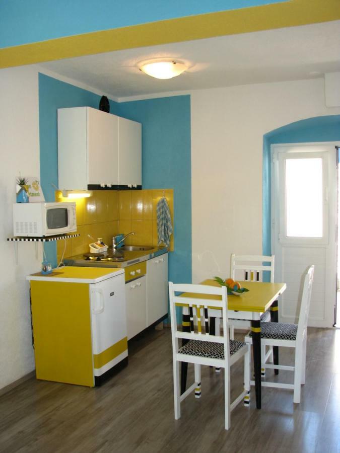 Apartments And Room Lemon Βις Εξωτερικό φωτογραφία