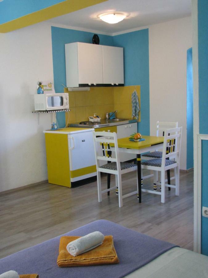 Apartments And Room Lemon Βις Εξωτερικό φωτογραφία