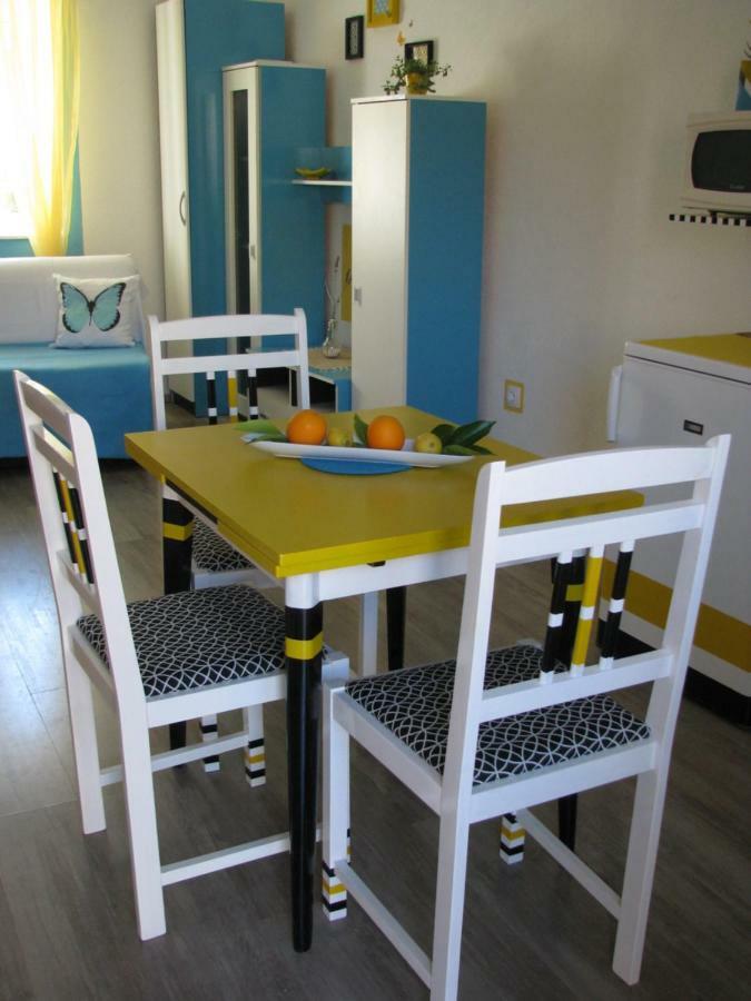 Apartments And Room Lemon Βις Εξωτερικό φωτογραφία